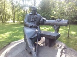 Памятник Янке Купале в заповеднике «Левки»