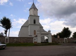 Главный фасад костела, брама и ограда