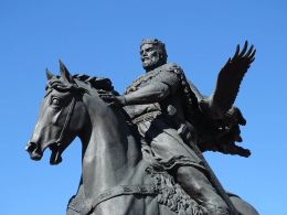 Памятник князю Всеславу Чародею в Полоцке