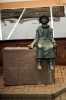 Скульптура «Чемоданное настроение» (памятник путешественнику) на вокзале в Гомеле