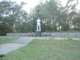 Скульптура «Скорбящий старик» (Скорбящий партизан). Мемориальный комплекс «Зыслов»