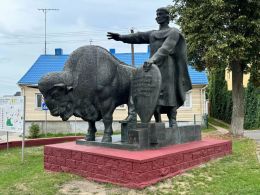 Памятник основателю Каменецкой крепости «Зодчий Олекса»