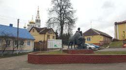 Памятник основателю Каменецкой крепости «Зодчий Олекса»