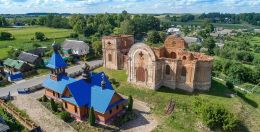 Руины и действующая деревянная церковь
