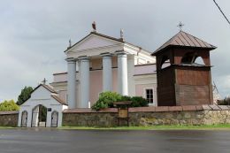 Костёл Святого Станислава и деревянная башня-звонница