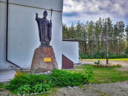 Памятник Папе Римскому Иоанну Павлу II перед костелом в Шумилино