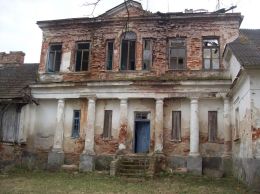 Главная часть фасада левого флигеля. Линовская усадьба