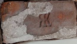 Кирпич из остатков стены усадьбы, с клеймом кирпичного завода - монограммой-лигатурой «ЯК»