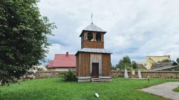 Деревянная двухъярусная колокольня