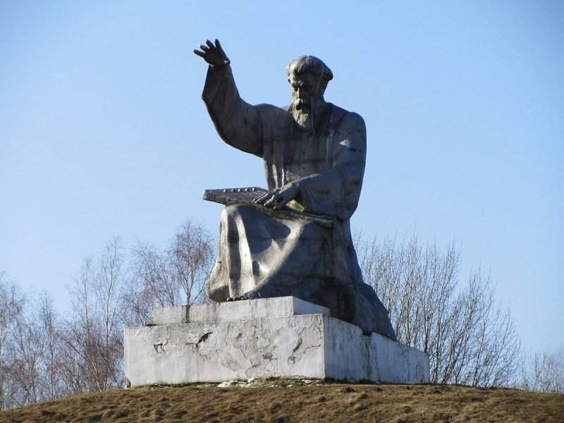 Скульптура певца-гусляра Баяна